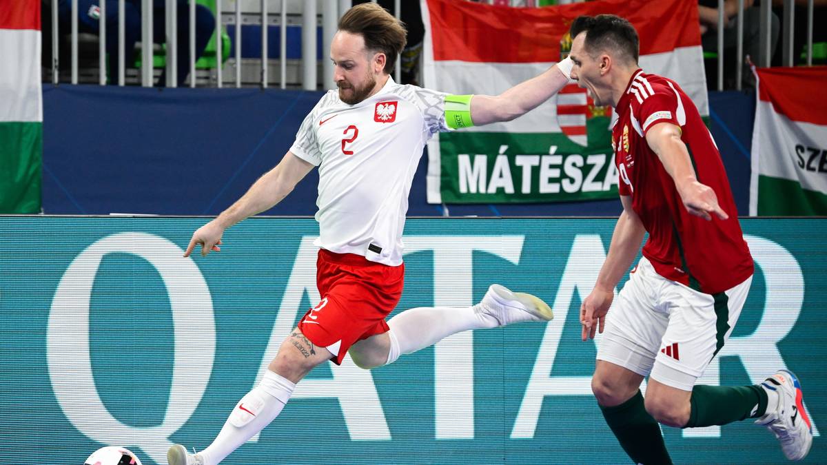 Dw&oacute;ch zawodnik&oacute;w futsal podczas meczu, jeden z nich oddaje strzał na bramkę.
