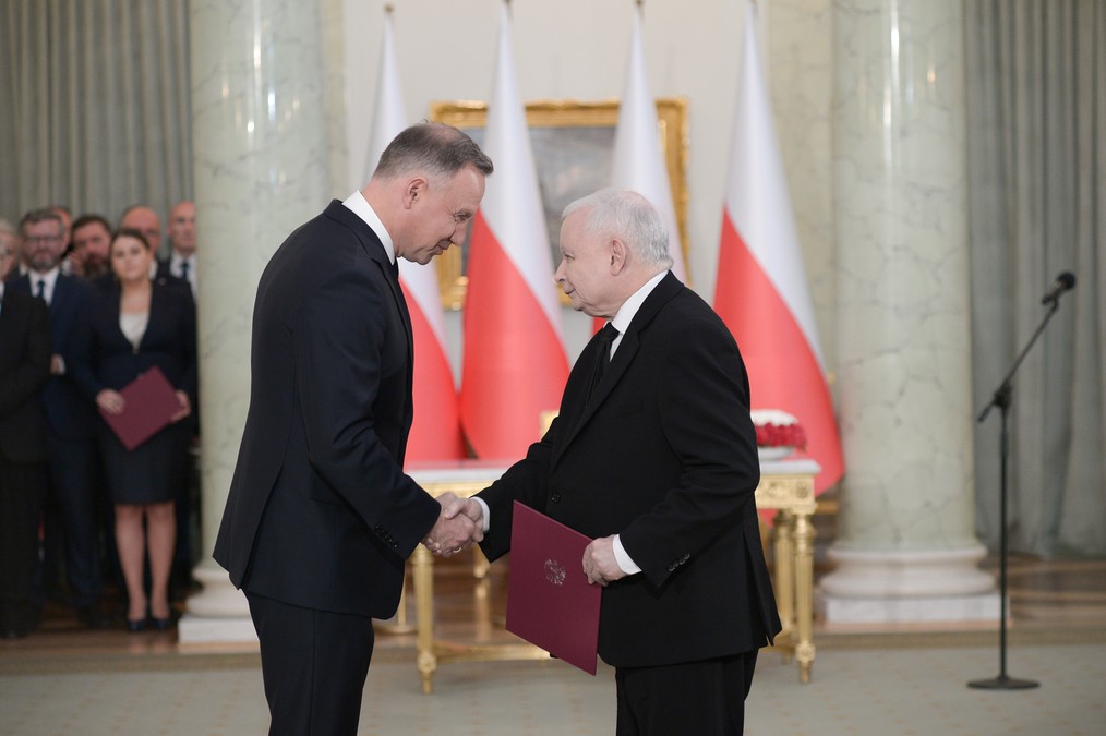 Jarosław Kaczyński odbiera nominację od prezydenta Andrzeja Dudy