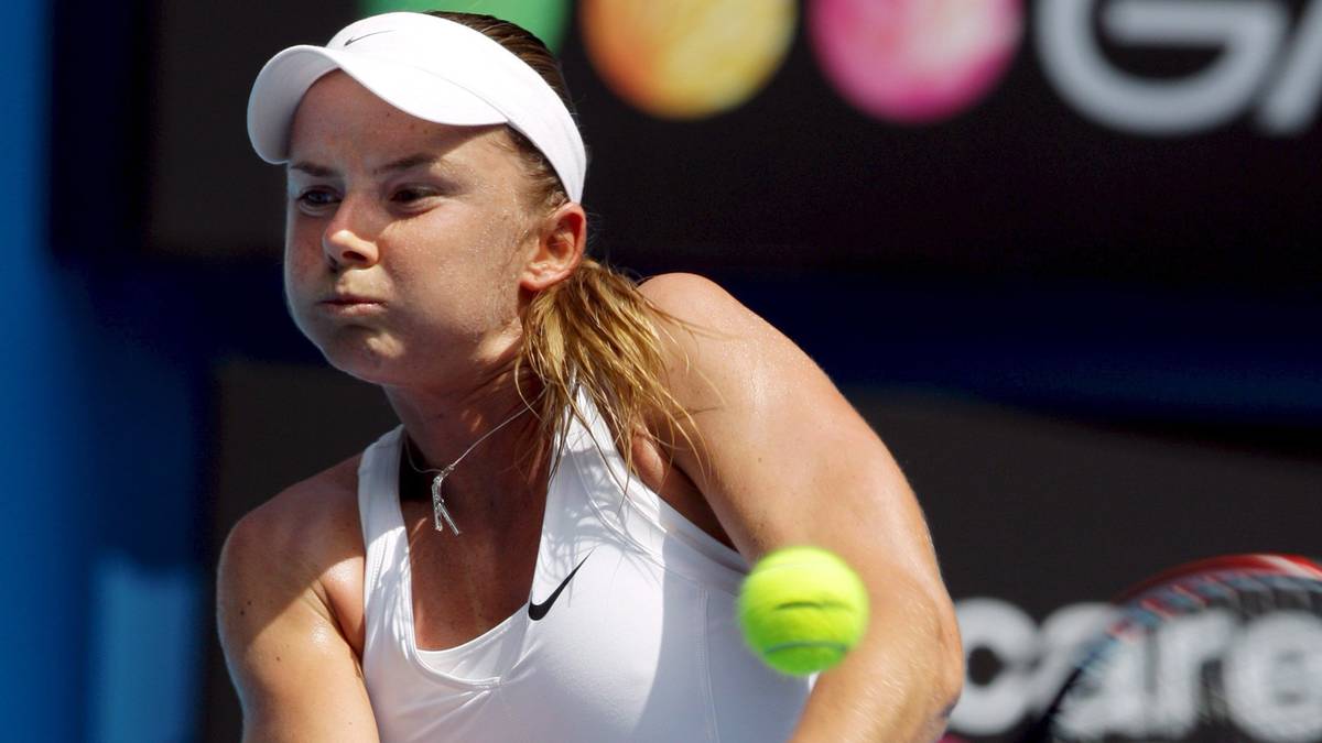 Daniela Hantuchova serwuje piłkę tenisową podczas meczu.