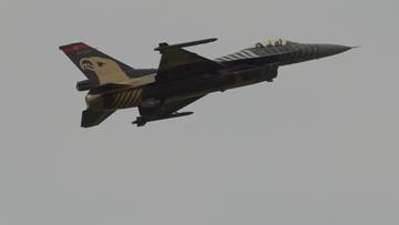 Myśliwiec F-16 w locie na tle nieba.
