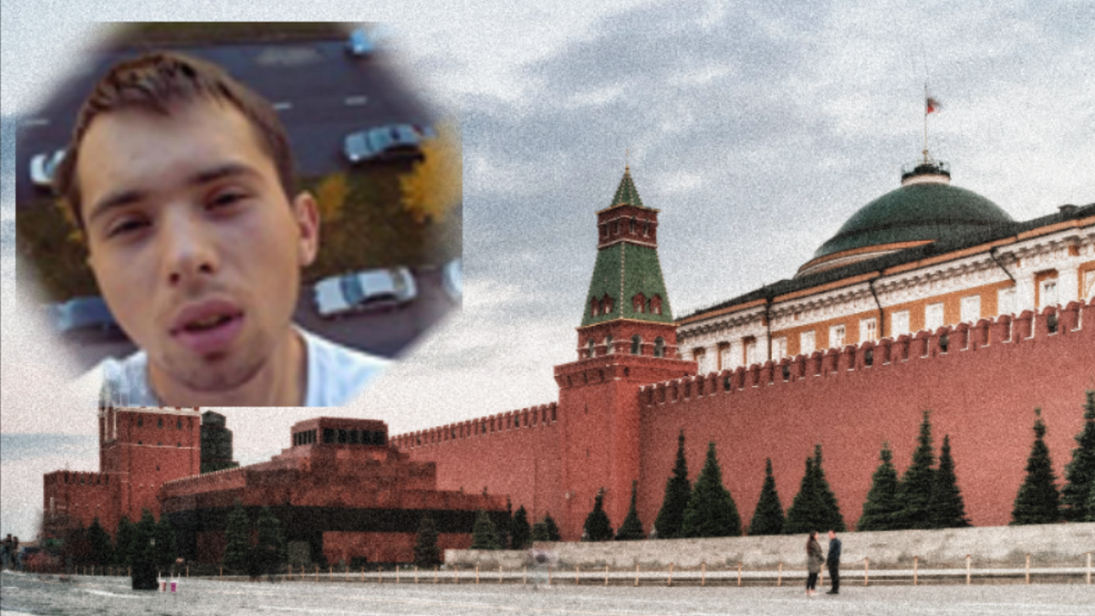 Zdjęcie przedstawia fragment Kremla w Moskwie, z wplecionym w lewy górny róg zdjęciem twarzy młodego mężczyzny.