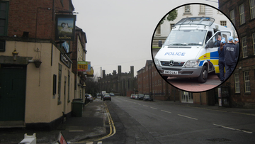 Ulica z budynkami i zaparkowanymi samochodami, w prawym górnym rogu zdjęcie policyjnego furgonetki z funkcjonariuszami.