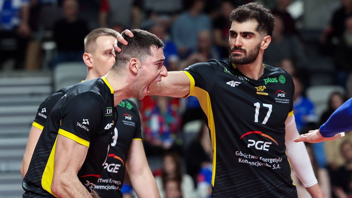 Dwóch siatkarzy PGE GiEK Skra Bełchatów podczas meczu.
