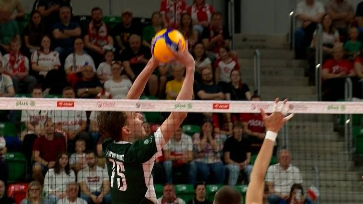 Siatkarz Jakub Przybyłkowicz odbija piłkę nad siatką podczas meczu reprezentacji Polski.
