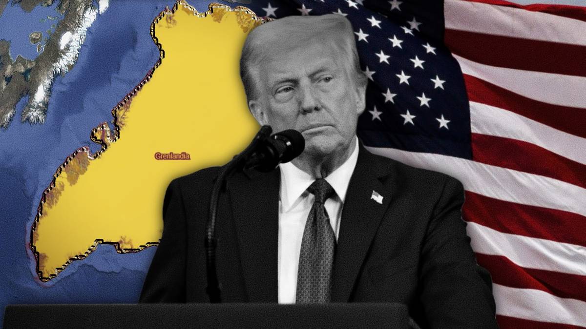 Donald Trump przemawia przy m&oacute;wnicy, na tle znajduje się mapa Grenlandii i flaga Stan&oacute;w Zjednoczonych.