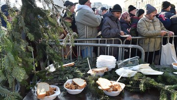 Tłumy bezdomnych i potrzebujących na wigilii na krakowskim Rynku