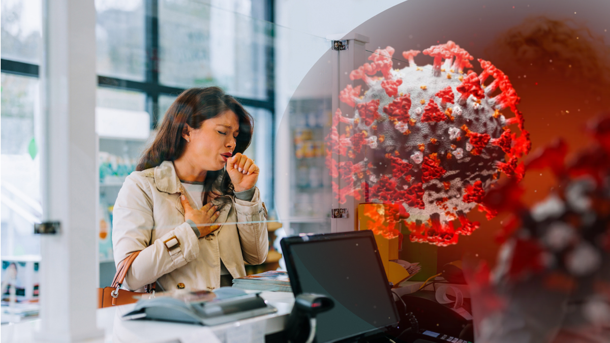 Kobieta kaszląca za ladą, obok powiększony obraz wirusa.
