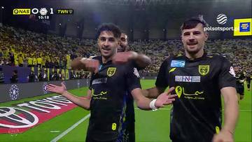 Piłkarze drużyny Al-Nassr w czarnych strojach z ż&oacute;łtymi elementami cieszą się ze zdobytej bramki na stadionie.