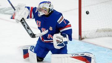 Bramkarz reprezentacji USA w akcji ratuje bramkę podczas meczu hokejowego.