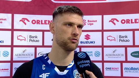 Michał Michalak rozmawia z dziennikarzem po meczu, trzymając mikrofon Polsat Sport.