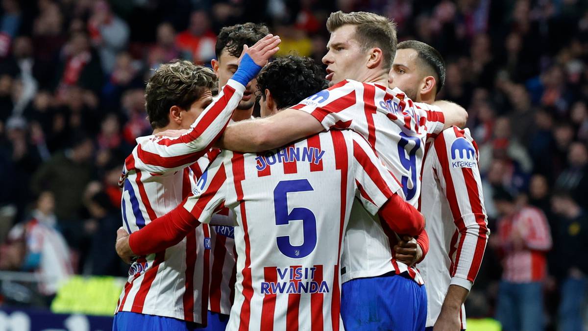 Piłkarze Atletico Madryt świętujący razem na boisku.
