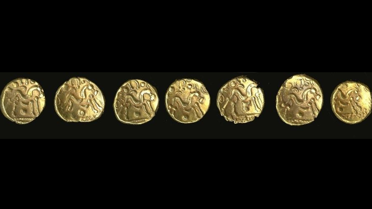 Na polu znaleziono skrytkę pełną złotych monet. Mają ponad 2 tys. lat