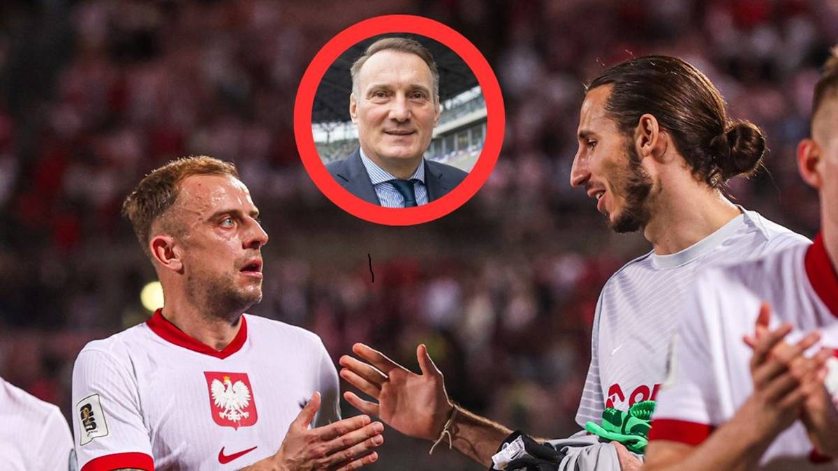 Zbliżenie na dw&oacute;ch piłkarzy w biało-czerwonych strojach reprezentacji Polski, na pierwszym planie jeden z nich gestykuluje. W g&oacute;rnej części obrazu widnieje okrąg z portretem selekcjonera Jana Urbana.