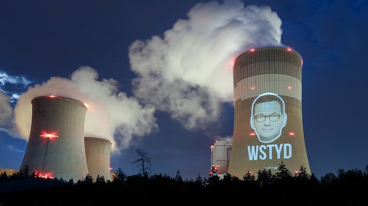 Twarz premiera Morawieckiego z napisem "Wstyd" wyświetlona na elektrowni
