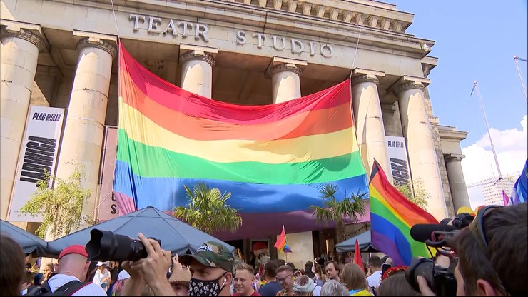 Parada Równości z udziałem Rafała Trzaskowskiego. Trasa: Pałac Kultury - Pole Mokotowskie