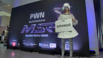 Kobieta w futurystycznym stroju trzyma tabliczkę z napisem "SZPONCIĆ" na tle ekranu z logo plebiscytu "Młodzieżowe Słowo Roku".