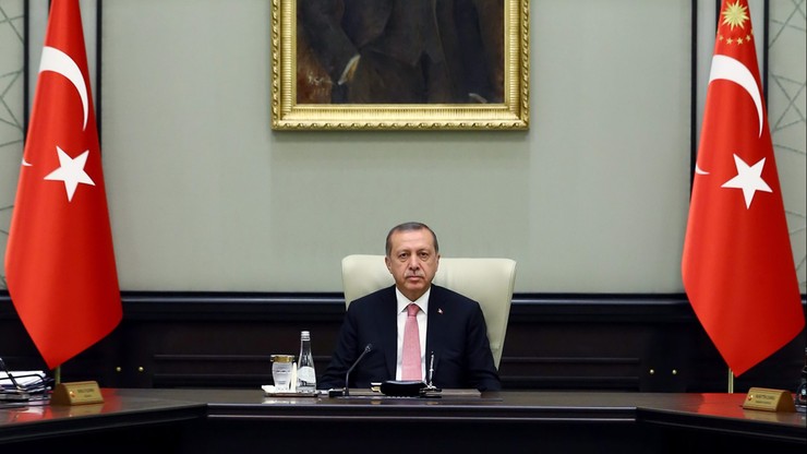 Erdogan wprowadza stan wyjątkowy w Turcji. "Trzeba oczyścić wojsko z wirusa"