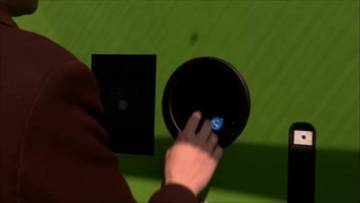 Dłoń osoby naciskająca przycisk na ekranie butelkomatu.