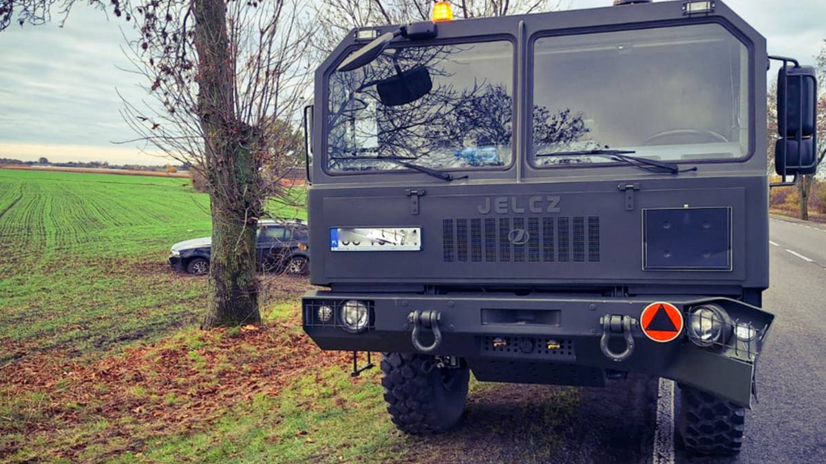 Wypadek z udziałem wojskowej ciężarówki. Auto w rowie