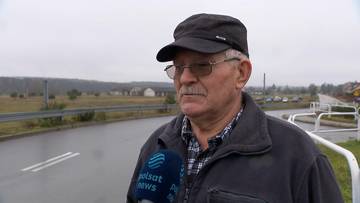 Starszy mężczyzna w czapce i okularach udziela wywiadu dla Polsat News.