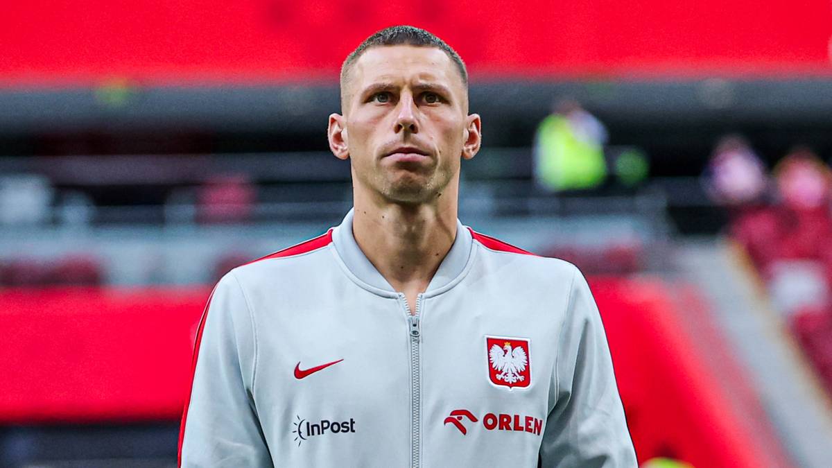 Portret polskiego piłkarza w stroju sportowym z godłem Polski.