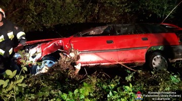 Wypadek na Lubelszczyźnie. Nieprzytomny kierowca z głową zanurzoną w wodzie