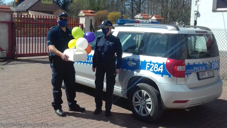 Urodziny w czasach kwarantanny. Policjanci dostarczyli 6-latce tort