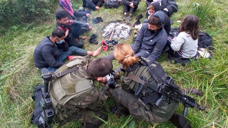Wąsik: Straż Graniczna pomogła 12 imigrantom w Puszczy Białowieskiej. Utknęli na bagnach