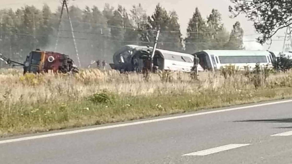 Wykolejenie pociągu osobowego. Trwa wydanie specjalne [OGLĄDAJ]