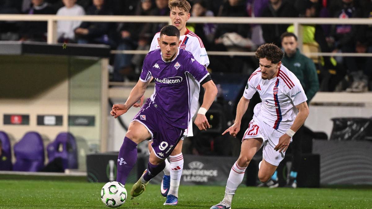 Piłkarze Fiorentiny i Rakowa Częstochowa walczą o piłkę na boisku.