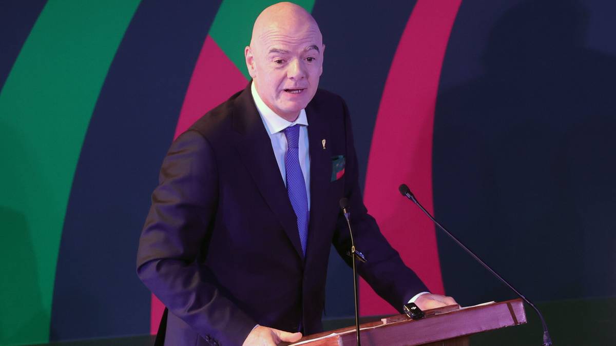 Gianni Infantino, prezydent FIFA, przemawia przy m&oacute;wnicy.