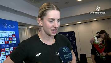 Magdalena Stysiak w czarnej koszulce udziela wywiadu, trzymając mikrofon z logo Polsat News.