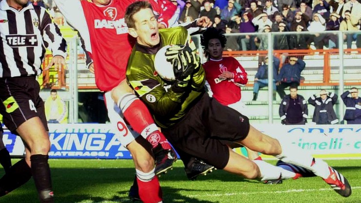 Edwin van der Sar - Juventus 1999-2001, 88m.