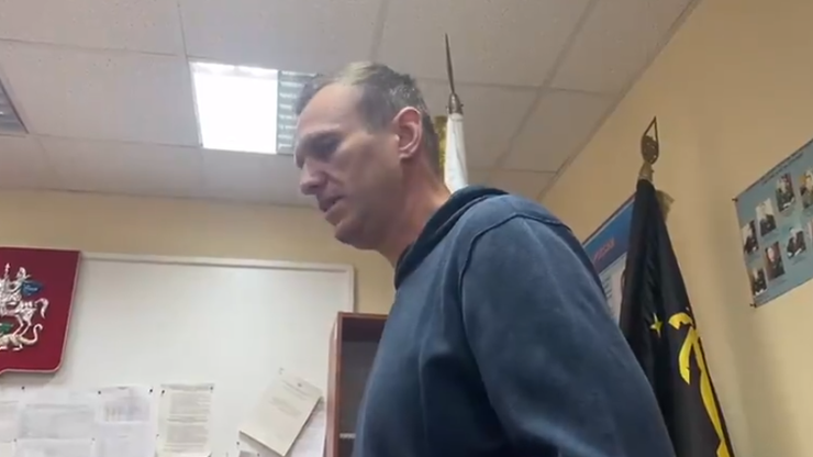 Nawalny opublikował wideo z komisariatu. "Nie rozumiem, co się dzieje"