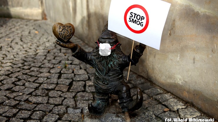 Krasnoludki w maskach ochraniających przed smogiem. Akcja we Wrocławiu