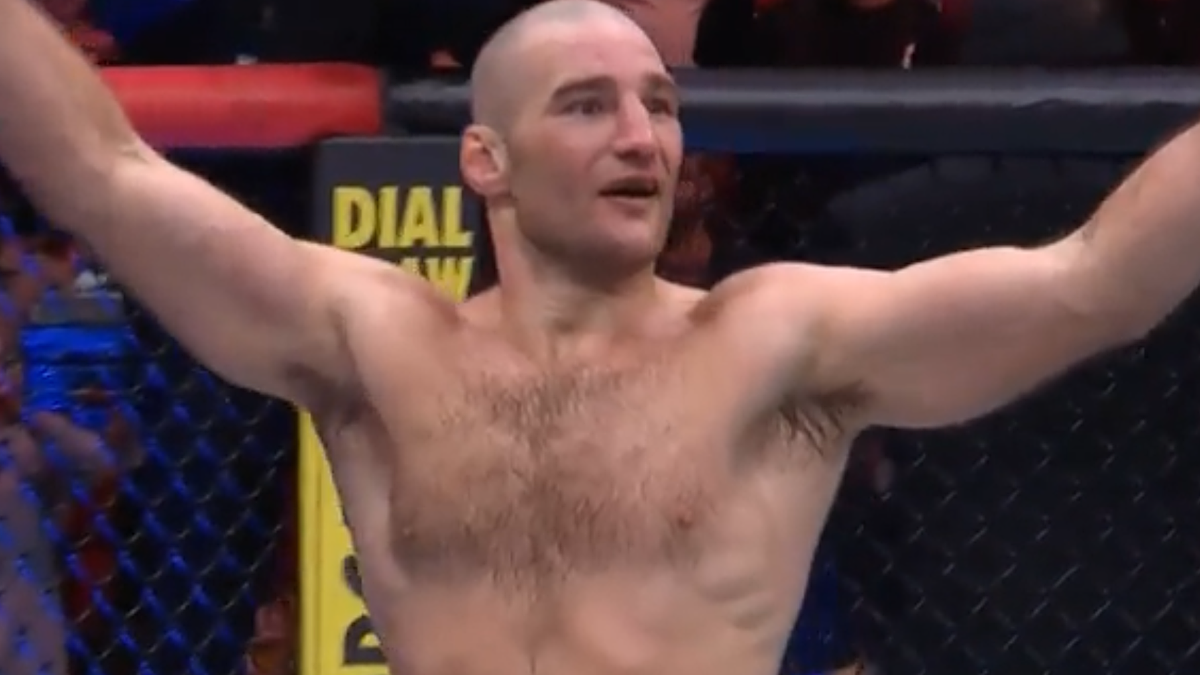 Sean Strickland z podniesionymi rękami po wygranej walce MMA.