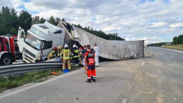 Ciężarówka przewróciła się na jadący samochód. Groźny wypadek na A1