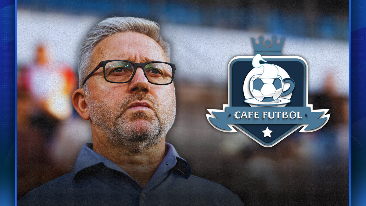 Portret Jerzego Brzęczka, trenera piłkarskiego, z logo programu Cafe Futbol w tle.