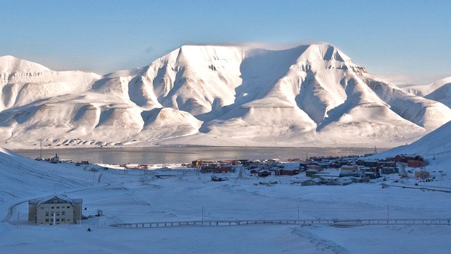 Panorama Longyearbyen w zimie. Fot. Marek Ratajczak.