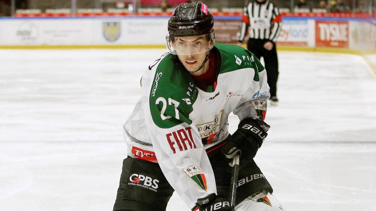 Dw&oacute;ch zawodnik&oacute;w hokeja na lodzie podczas meczu na lodowisku.