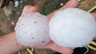 01.09.2022 05:58 Olbrzymie lodowe bryły spadły z nieba w Hiszpanii. Łamały ludziom kości. Zginęło 2-letnie dziecko