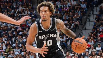 Koszykarz Jeremy Sochan prowadzi piłkę podczas meczu