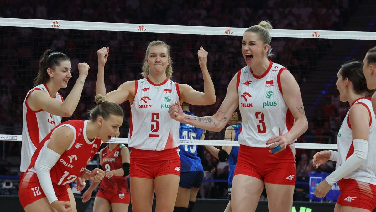 Kilka zawodniczek drużyny siatkarskiej w czerwono-białych strojach świętuje z podniesionymi rękami.