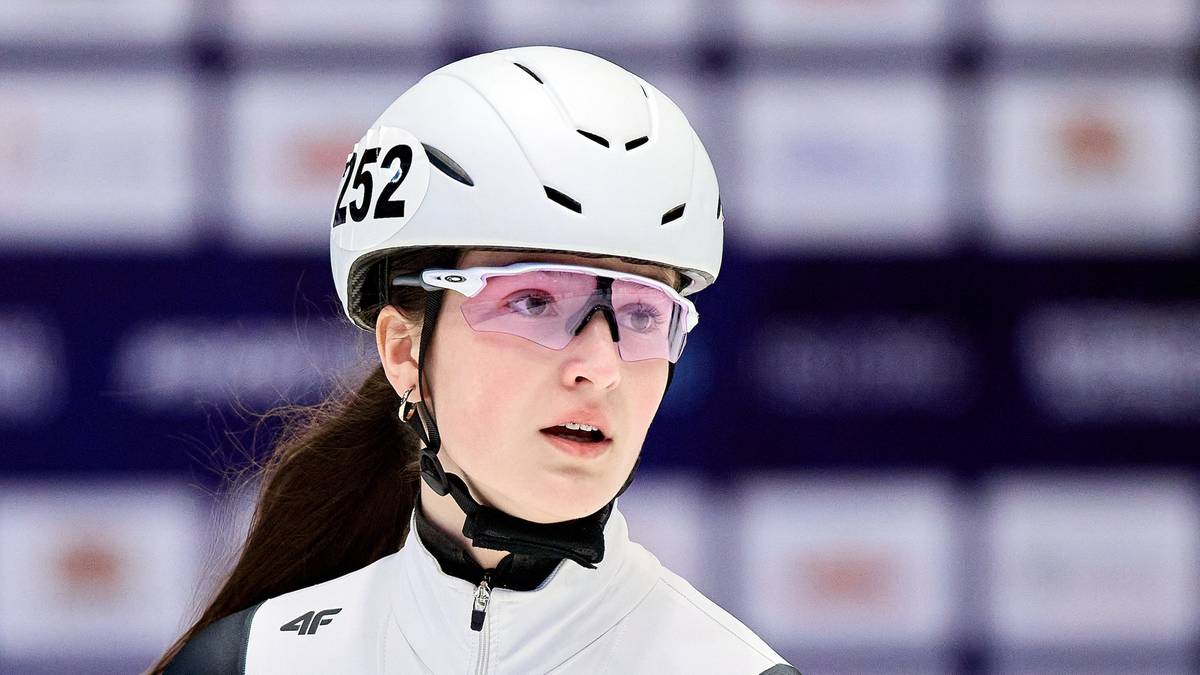 Zawodniczka short tracku w kasku i okularach ochronnych podczas zawodów.