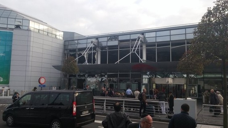 Zamach samobójczy na lotnisku w Brukseli. Znaleziono kałasznikowa, zdetonowano podejrzaną paczkę