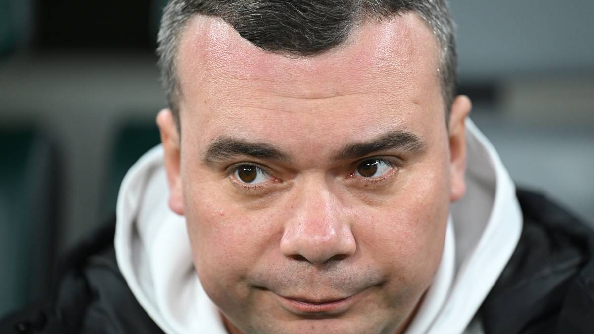 Portret mężczyzny, trenera, z zamyślonym wyrazem twarzy.