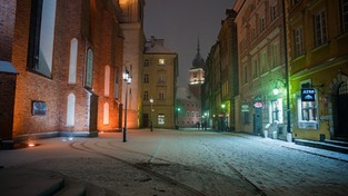 19.04.2022 06:00 Tak wygląda powrót zimy w kwietniu. Wybraliśmy się na nocny spacer uliczkami starej Warszawy
