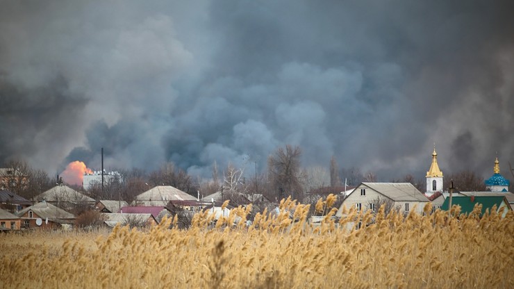 Ukraina: saperzy i strażacy opanowują pożar w największym składzie amunicji