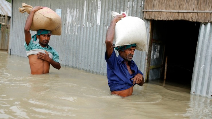 Skutki powodzi w Bangladeszu odczuło 4,5 mln ludzi