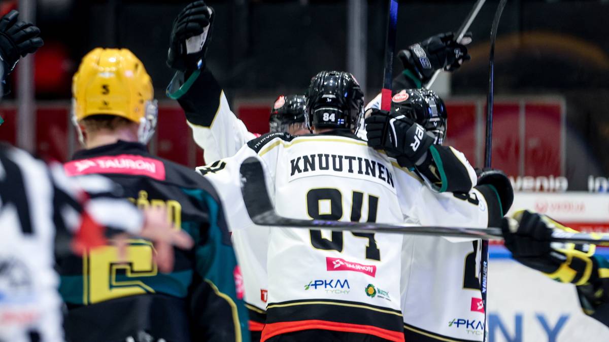 Hokeiści GKS Tychy w białych strojach cieszą się ze zdobycia mistrzostwa Polski, podnosząc ręce w geście radości.